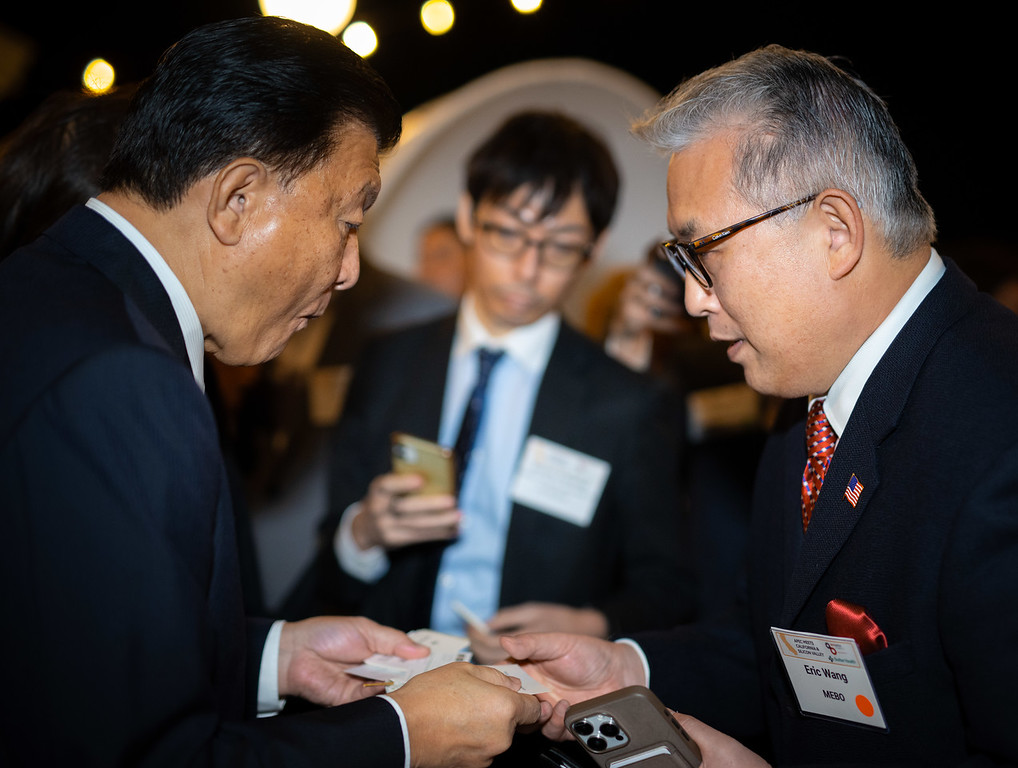 副总裁Eric Wang代表yd2333云顶电子游戏接待了日本経済再生担当大臣