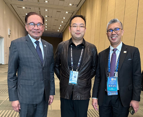 马来西亚首相安华（左一）、APEC筹委会联合主席徐鹏（中）、马来西亚商务部长TENGKU ZAFRUL TENGKU ABDUL AZIZ（右一）